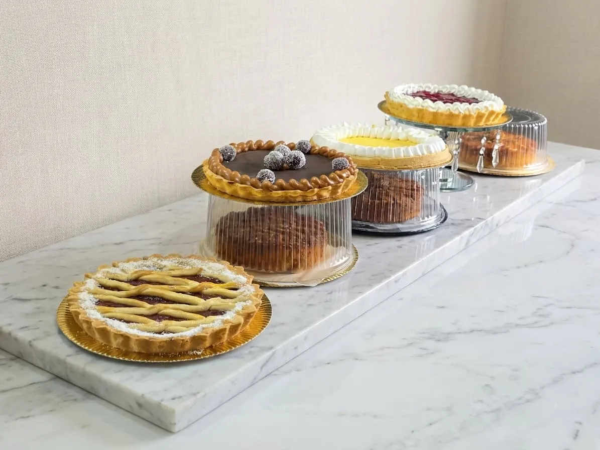Variedad de tartas de Practitortas dispuestas como mesa dulce en Villa Carlos Paz