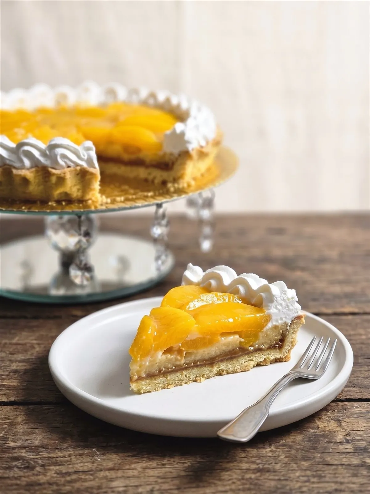 Porción de Tarta de Duraznos mostrando las capas de dulce de leche y crema pastelera